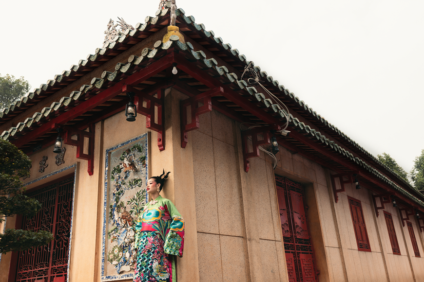 越南环球小姐庆云穿着由设计师水阮设计的奥黛拍摄。该摄影专辑充满新春气息。图自越通社