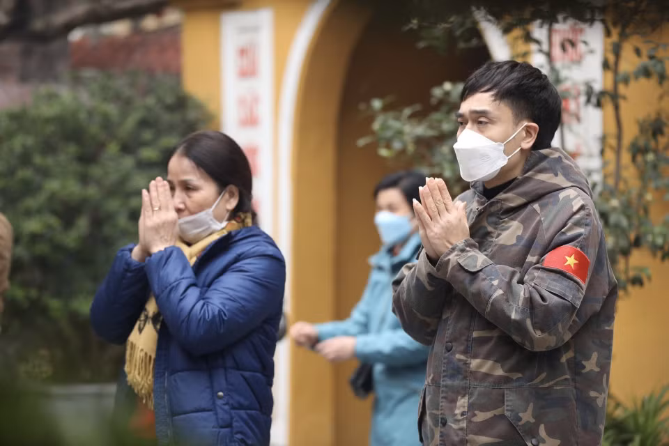 年初人们去馆使寺烧香祈福。年初去寺庙烧香拜佛早就成为了越南人的美俗。图自越通社