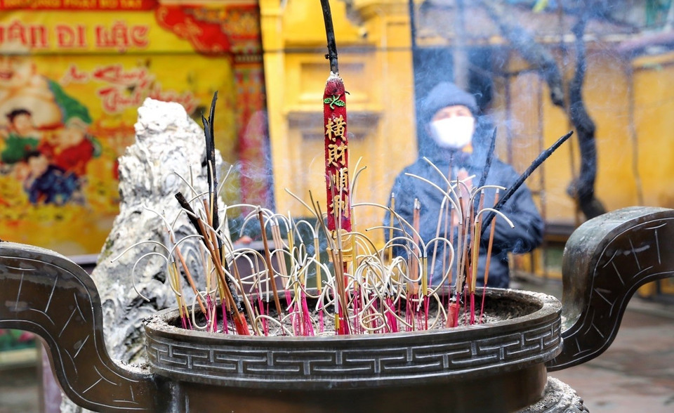 人们去福庆寺烧香拜佛，祈求新的一年里阖家欢乐、幸福美满。 图自越通社