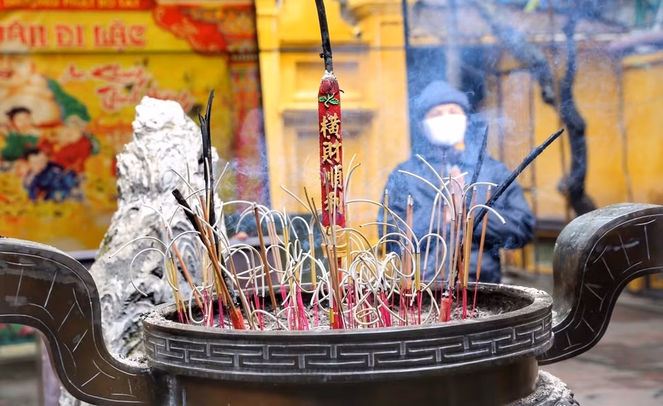 人们去福庆寺烧香拜佛，祈求新的一年里阖家欢乐、幸福美满。 图自越通社