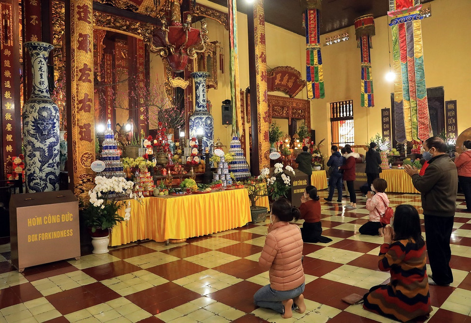 新春之际，人们去馆使寺烧香祈福。图自越通社