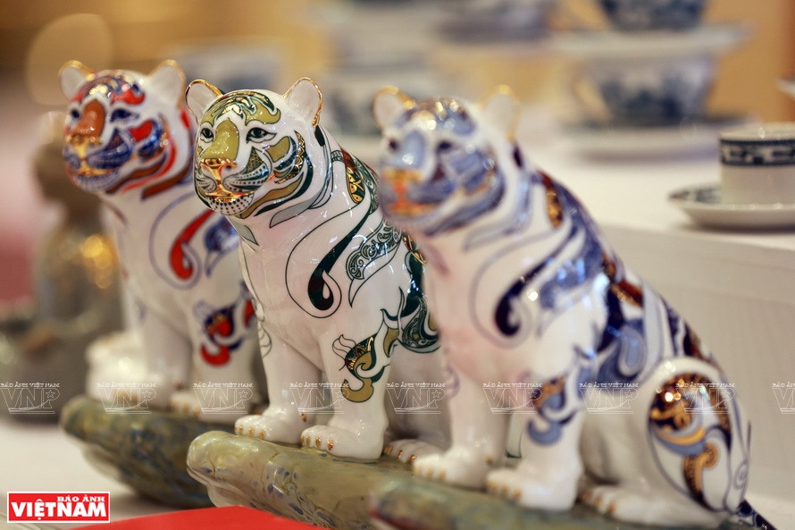 题为“渴望”的老虎瓷雕集。图自越南画报 
