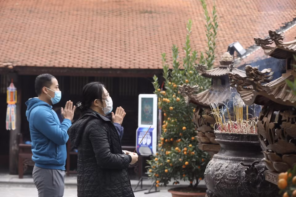 人们去镇国寺烧香拜佛祈福。图自越通社