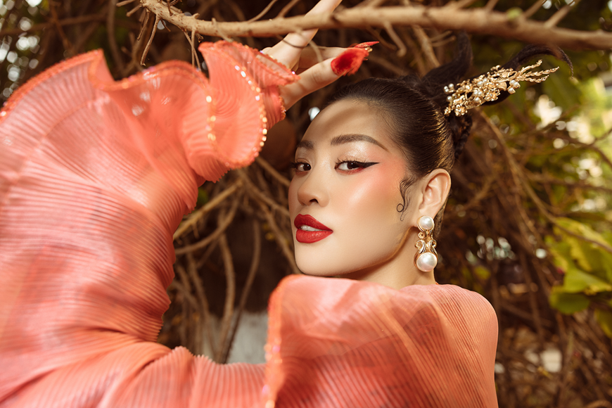 越南环球小姐庆云身穿革新奥黛拍摄迎新新春摄影图片。图自越通社