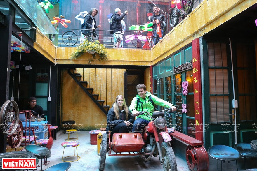 外国游客体验别具一格的空间。越南画报记者 庆龙 摄