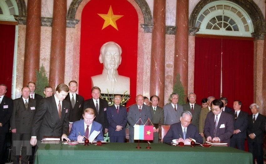 越南国家主席黎德英与乌克兰总统列昂尼德·库奇马 (Leonid Kuchma)于1996年4月8日在首都河内签署两国合作条约。越通社记者 明田 摄