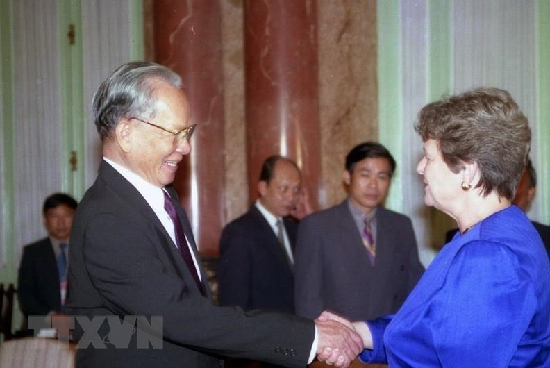 国家主席黎德英于1996年10月会见挪威首相格罗·哈莱姆·布伦特兰(Gro Harlem Brundtland)。越通社记者 明道 摄