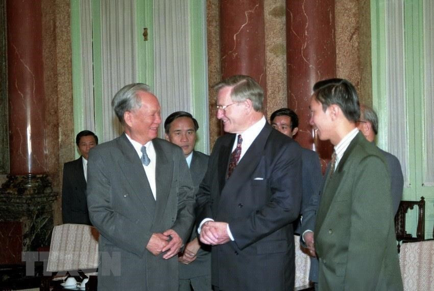 越南国家主席黎德英（左一）1995年11月21日会见访越的新西兰总理吉姆·布格（ Jim Bloger ）。越通社记者 明道 摄