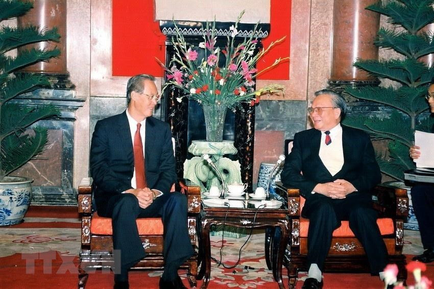 国家主席黎德英于1994年3月3日上午在首都河内会见新加坡总理吴作栋(Goh Chok Tong)。越通社记者 明道 摄