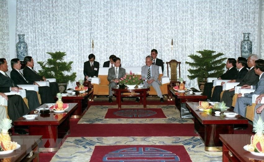 国家主席黎德英于1994年3月18日在胡志明市统一宫会见泰国总理川·立派（Chuan Leekpai）。越通社记者 高峰 摄