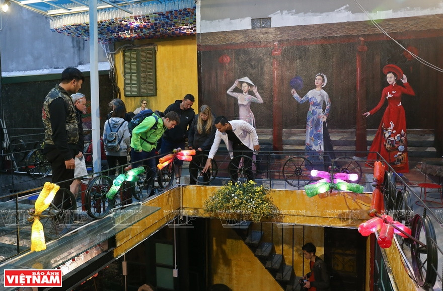 来客对咖啡馆的摆件非常好奇。越南画报记者 越强 摄