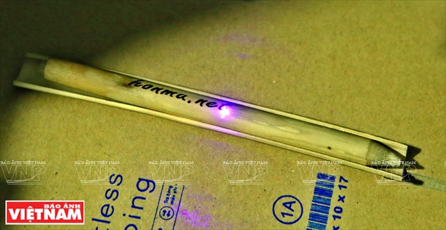 竹笔上刻有品牌。图自越南画报
