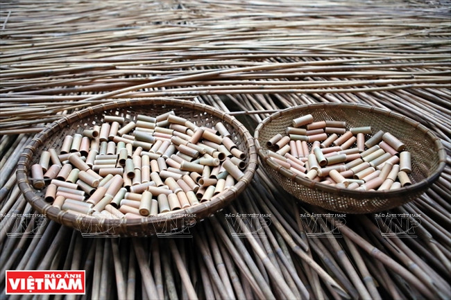 竹吸管切割抛光、入炉熏蒸后，在阳光下暴晒防潮。图自越南画报