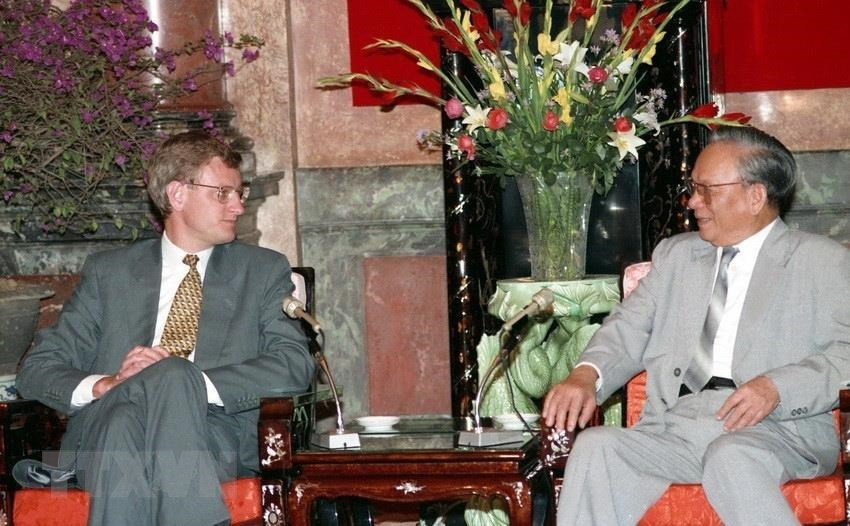 国家主席黎德英（右）于1994年4月7日下午在主席府会见正对越南进行正式友好访问的瑞典首相卡尔·比尔特(Carl Bildt)。越通社记者 明道 摄