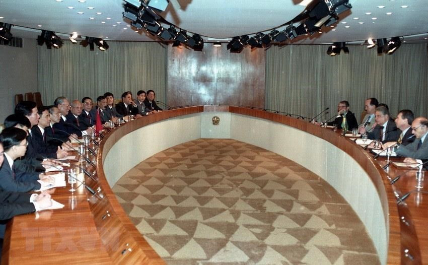 越南国家主席黎德英于1995年10月对巴西进行正式访问。图为黎德英和巴西总统费尔南多·恩里克·卡多佐（Fernando Henrique Cardoso）举行会谈。越通社记者 高峰 摄