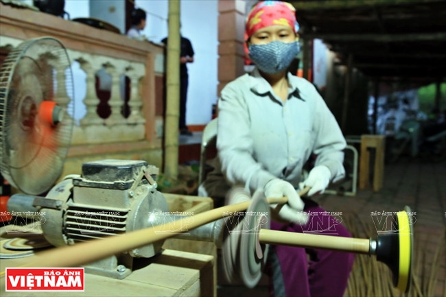 目前，吸管厂雇佣本地工人11名，月均工资450万-600万盾。图自越南画报