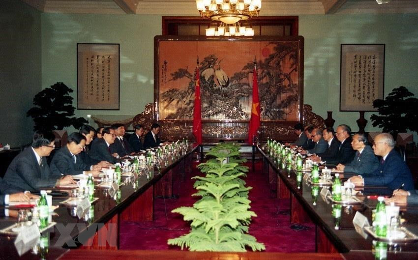 越南国家主席黎德英自1993年11月9日至15日对华进行正式友好访问。图为黎德英和中国国家主席江泽民1993年11月9日在人民大会堂举行会谈。越通社记者 高峰 摄