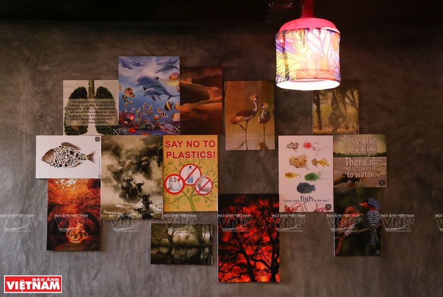 咖啡馆到处挂着环保标语。越南画报记者 庆龙 摄