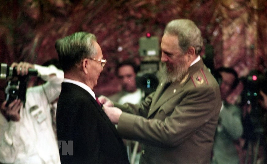 古巴革命领袖菲德尔·卡斯特罗于1995年10月12日向越南国家主席黎德英授予最高荣誉勋章—“何塞·马蒂”勋章。越通社记者 高峰 摄