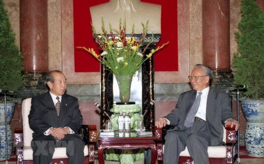 国家主席黎德英于1996年8月27日上午在主席府会见对越南进行正式访问的韩国国会议长Kim-soo han。越通社记者 春遵 摄