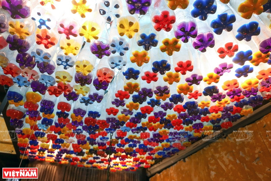 以塑料瓶制成的天花板灯。越南画报记者 庆龙 摄