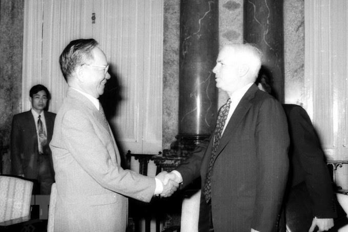 越南国家主席黎德英于1995年4月11日会见美国参议员约翰·麦凯恩(John McCain)。越通社记者 金雄 摄