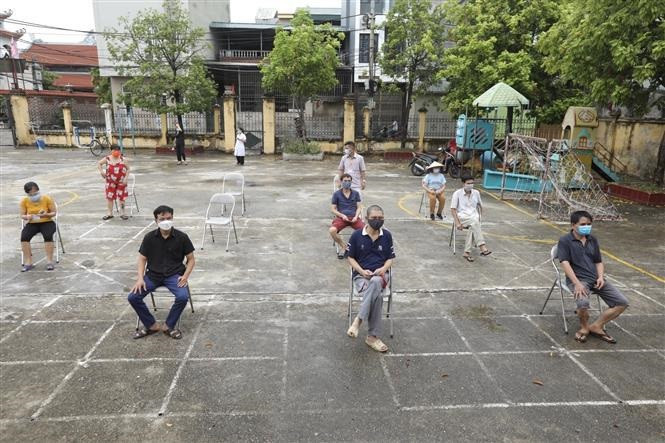 清池县玉回乡居民排队等待采样检测。图自 越通社