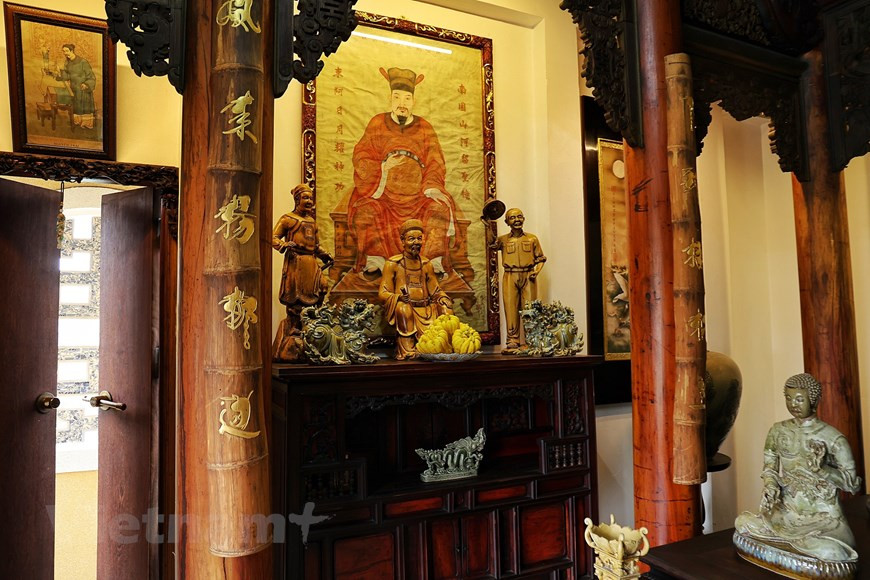 陶瓷雕像都是民族英雄和文化名人的。陈南爵不仅再现越南北部传统木屋的风貌，而且屋里展示的每件陶瓷作品或雕塑都有相关的典故或文化故事，展示空间因此更有价值。他亲手制作的吉祥物陶瓷作品曾被文化体育与旅游部和农业和农村发展部公认为越南人的典型产品。图自Vietnam+