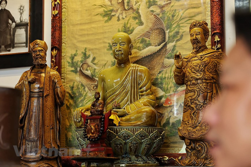 艺人陈南爵被誉为“将土化成黄金者”。土无处不在，但能把它化成“黄金”，变成这样有灵魂的陶瓷作品，并不是谁都能做到。在没有陶瓷制作传统的太平省出生和长大，后来选择了在河内市嘉林县因陶瓷而著名的钵场乡安居立业，陈南爵一直称自己为“菜鸟”。图自Vietnam+