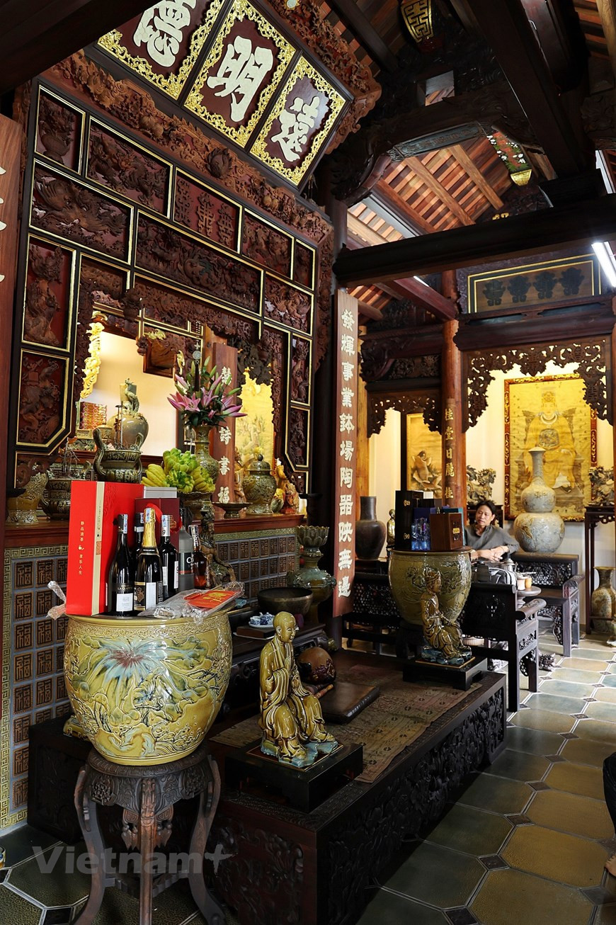 这是花卉、龙鳞、云彩的图案和四君子画。特别的是，屋里的装饰都是手工雕刻的木材的精美的陶器。这不仅是一间房子，而且还是富有传统艺术特色的空间。陈南爵分享说，2010年，文化体育与旅游部和农业和农村发展部承认他制作的吉祥物陶瓷作品为越南人的典型产品。图自Vietnam+