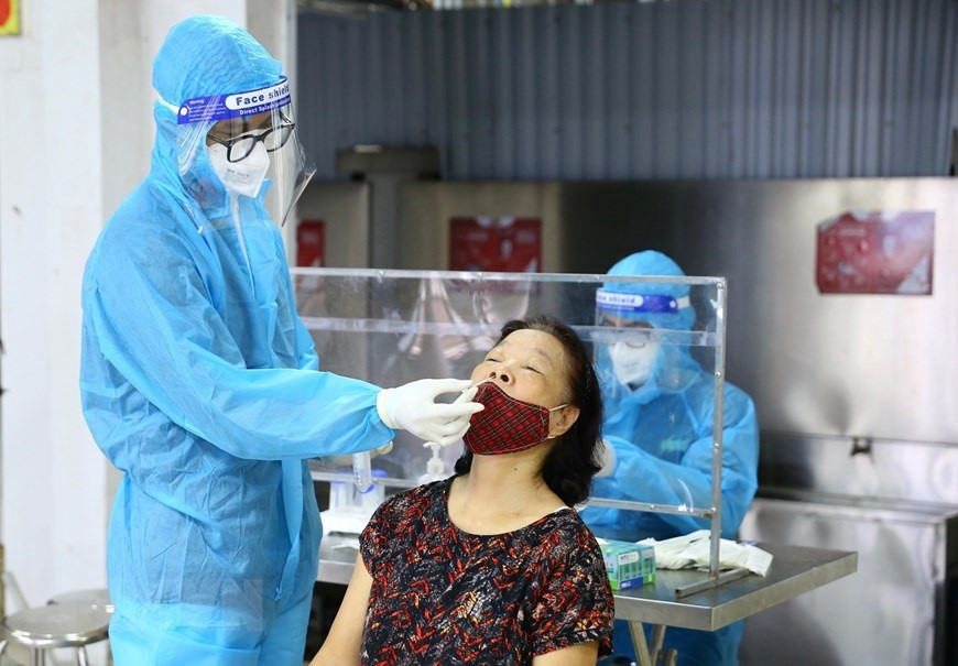 河内市从8月10日至17日7天内对新冠肺炎疫情高风险地区居民和新冠肺炎高风险人群进行采样监测。图自 越通社