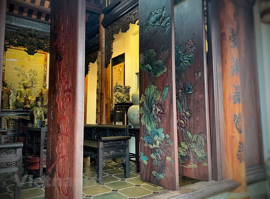 传统五间住屋是北部平原地区独特的建筑之一，其蕴含着该地区历史以及民间文化特色。艺人陈南爵分享说，由于他对传统文化价值的热爱，他在自己住宅的露台上建设了这套北部传统五间木屋。 木屋中的雕花图案都是他和他的工人团队制作的精美图案。图自Vietnam+