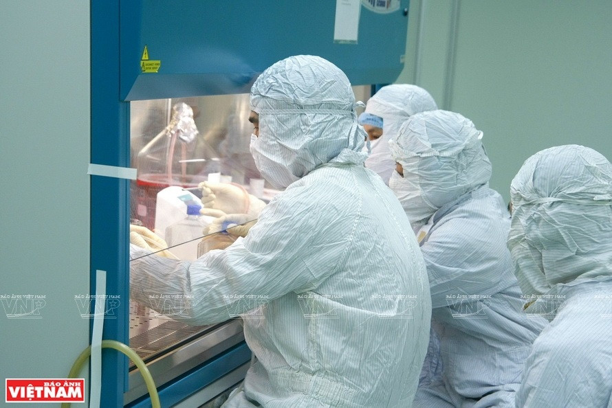 VIBIOTECH技术人员在安装现代设备和基础设施系统的环境中工作。图自《越南画报》