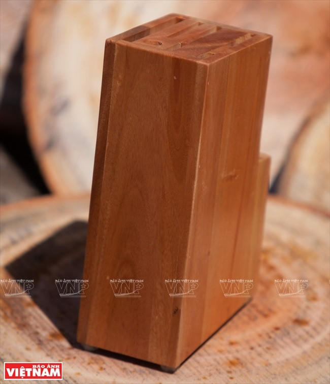 富龙砧板和研钵杵手工艺村还生产刀、叉架等其他产品。图自《越南画报》