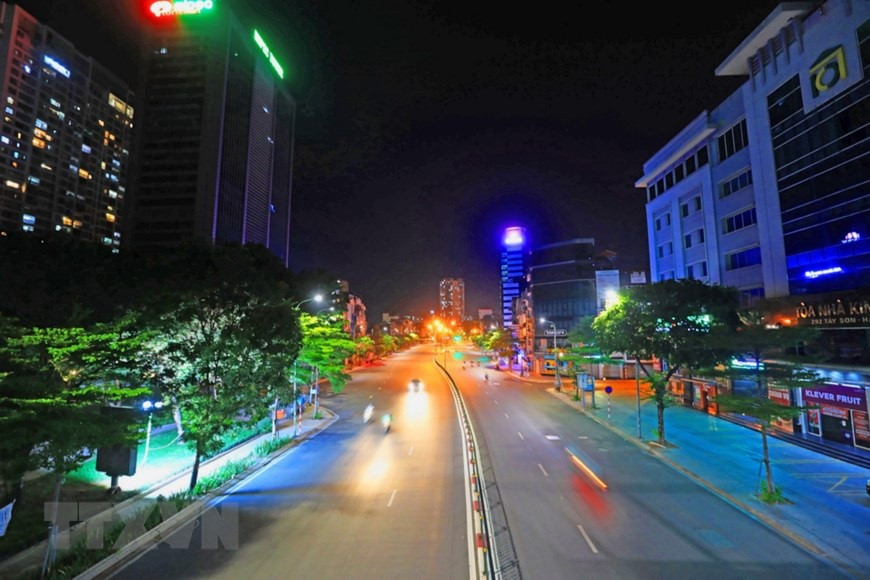 西山路上行走的人寥寥无几。图自越通社