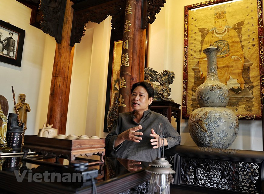 这个充满北部平原传统气息的独特建筑空间的主人是优秀艺人陈南爵。他曾被誉为“将土化成黄金者”。陈南爵在太平省出生和长大，并选择了在河内市嘉林县因陶瓷而著名的钵场乡安居立业。在这里，他爱上了陶瓷制作业，与陶瓷结下了不解之缘。图自Vietnam+