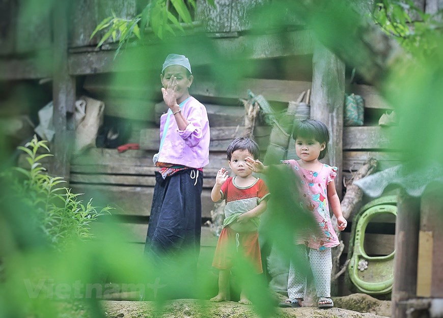 芒族同胞拥有丰富多样的民间文艺宝库，如长诗、民歌、古老故事、俗语、摇篮曲、童谣和谜语歌等。其中最特色为芒族民歌。目前，该村许多老年人演奏各种传统乐器技法较为熟练，背熟各古老曲调，把握独特药方秘诀和各种美食做法。在不久的未来，需采取措施来传承和保护各种文化价值。图自Vietnam+