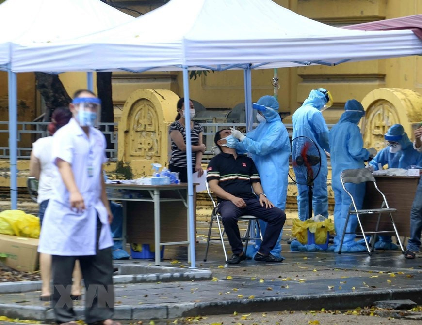 采样对象包括居住在疫情风险地区、出现多例新冠患者的地区、疫区、疫点、人口密度高等的人。图自 越通社