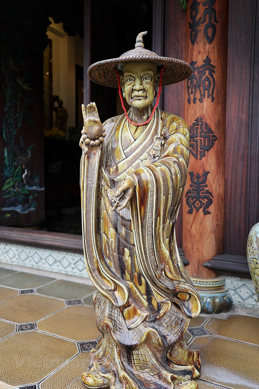 热爱大自然、喜欢绿树成荫的清新空间的人一定会对北部传统五间住屋的花园空间非常感兴趣。对于热爱大自然的人来说，这是理想的空间。 五间木屋建在中心位置， 周围是根据每个家庭的喜好和需求设计的花园。在这里，陈南爵不仅精心创造精美细致的陶瓷作品，而且还创作独特精彩的与陶瓷结合的盆景 。图自Vietnam+