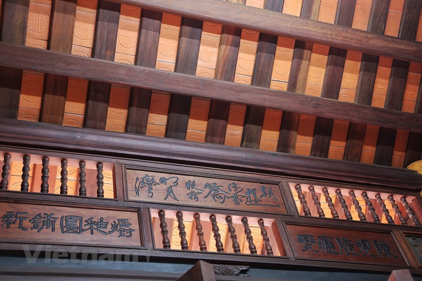 艺人陈南爵分享说，由于他对传统文化价值的热爱，他在自己住宅的露台上建设了这套北部传统五间木屋。 木屋中的雕花图案都是他和他的工人团队制作的精美图案。图为屋顶的瓦片是越南传统的手工瓦片，红色醒目，屋顶坡度比较合适。图自Vietnam+