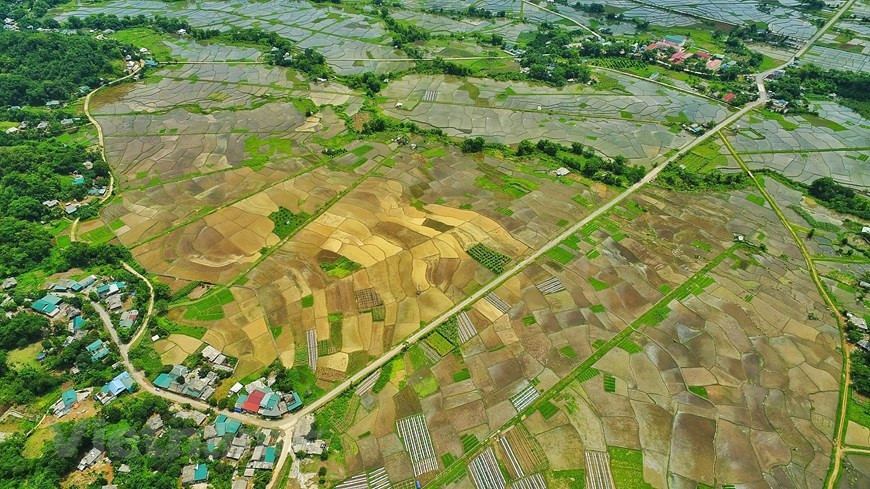 战村位于海拔900米左右的高度。这里生态系统丰富多样，到处都是绿树，一年四季气候凉爽宜人。通往该村寨的道路曲折艰险，一侧靠着陡峭的山坡、一侧靠着漫山遍野的田埂，勾勒出一幅美丽的农村风景画。该村以悠久的文化传统和地理、人文潜力，2019年被澳大利亚致力于亚洲和太平洋人民基金（AOP）提供资金援助来开展“靠民宿旅游发展改善可持续生计”项目。图自Vietnam+