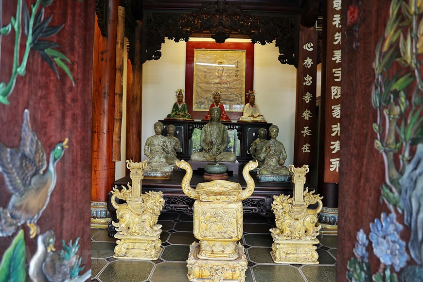 这是陶瓷和木材制品之屋。这不仅是一间房子，而且还是富有传统艺术特色的空间。陈南爵分享说，2010年，文化体育与旅游部和农业和农村发展部承认他制作的吉祥物陶瓷作品为越南人的典型产品。他还曾为岘港InterContinental豪华酒店制作200多个吉祥物作为装饰品。图自Vietnam+