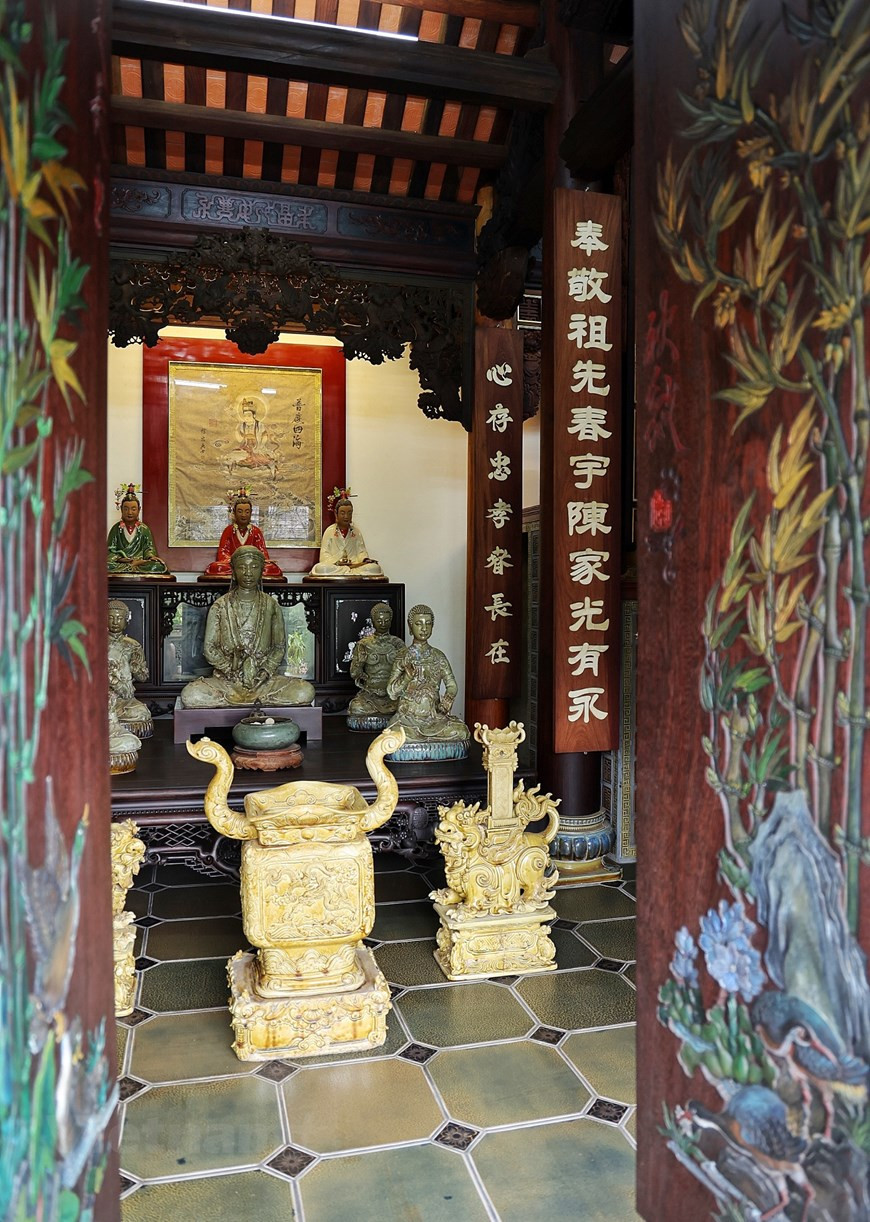 这套北部传统五间古屋的主人不仅再现越南北部传统木屋的风貌，而且屋里展示的每件陶瓷作品或雕塑都有相关的典故或文化故事，展示空间因此更有价值。 每件作品都是一个充满越南文化和历史的故事。曾为岘港InterContinental豪华酒店制作200多个吉祥物作为装饰品的陈南爵感到非常兴奋，因为他能够将越南吉祥物带入了现代空间。图自Vietnam+