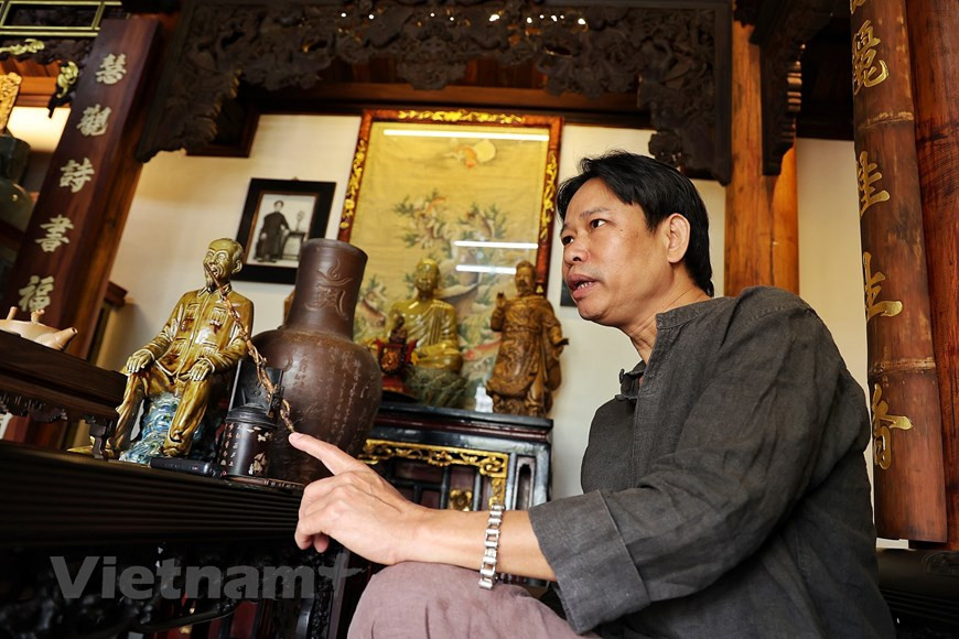 这套北部传统五间古屋的主人曾经参加位于清化省蓝京的黎朝皇帝宫殿内的义门陶瓷工程、承天顺化省的部分文化历史遗迹、北宁省沿（Diềm）村的官贺（quan họ）民歌唱曲始祖祭祀区等恢复和修缮项目。此外，他还曾为岘港InterContinental豪华酒店制作200多个吉祥物作为装饰品。图自Vietnam+