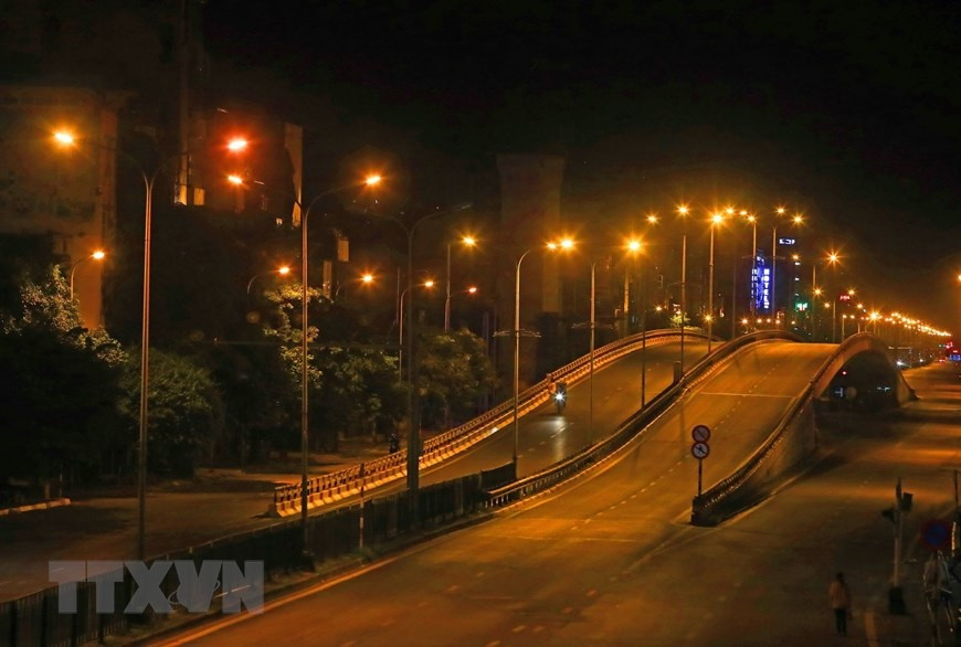 夜晚里的阮泰学街——无人的街道，只有路灯的陪伴。图自 越通社