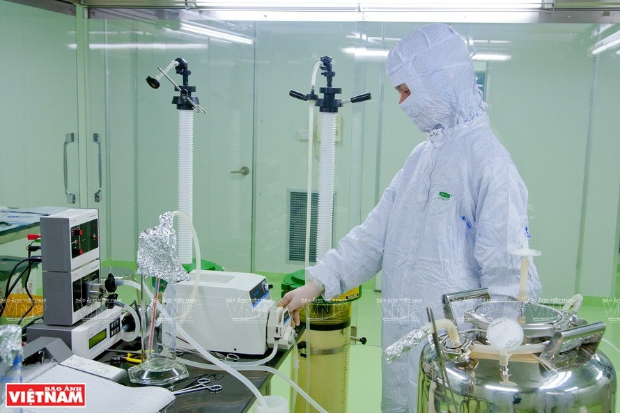 技术人员取样，对细胞培养基质量进行检验。图自《越南画报》