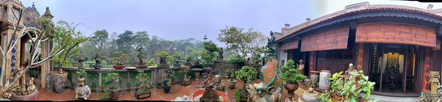 露台上的北部平原地区传统五间住屋跟周围古树的树梢一样高。五间木屋与花园相结合模式带来很多实用的好处，如为主人带来清新空气，提供放松身心的好地方。同时，这里也是子孙们可以聚在一起举行聚会的地方。花园也有风水之意，显示天地和谐，体现主人做任何事都具备天时地利人和的愿望。图自Vietnam+