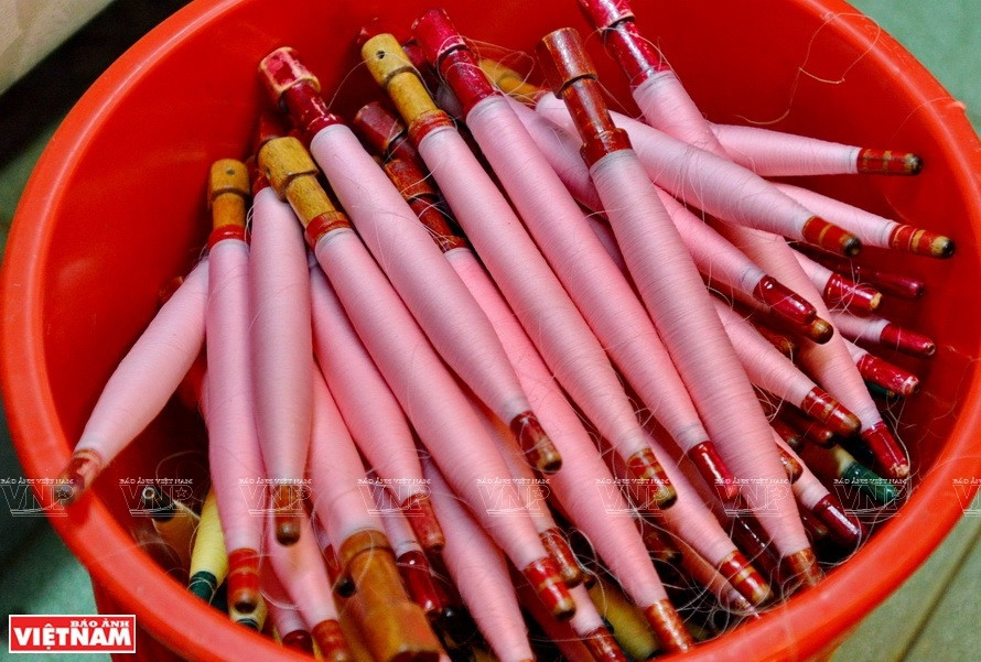 用来织布的粉红色丝卷。图自 《越南画报》