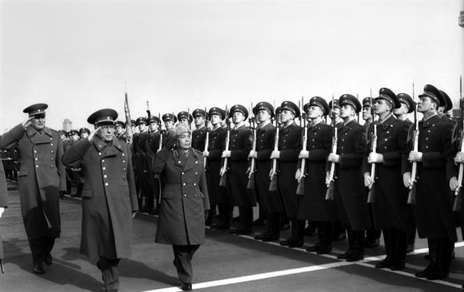 1977年3月10日，越共中央政治局委员、越南政府副总理兼国防部长武元甲大将与苏联国防部部长乌斯季诺夫在首都莫斯科出席阅兵式。 图自 越通社