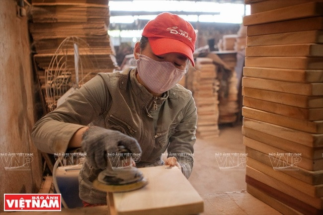 砧板在烘干后，艺人使用砂纸打磨抛光。图自《越南画报》